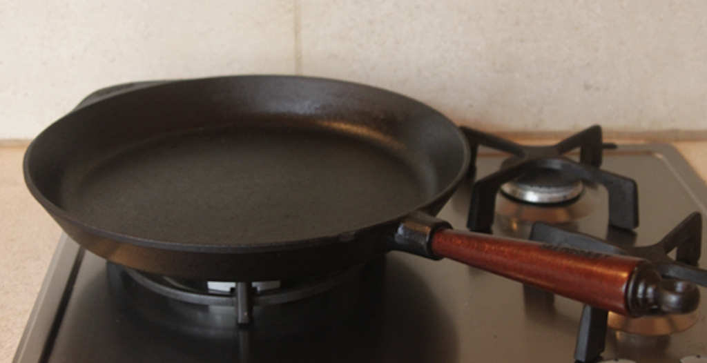 La cuisson à la poêle permet une stimulation hépatique modéré, sans atteindre la puissance de la friture.