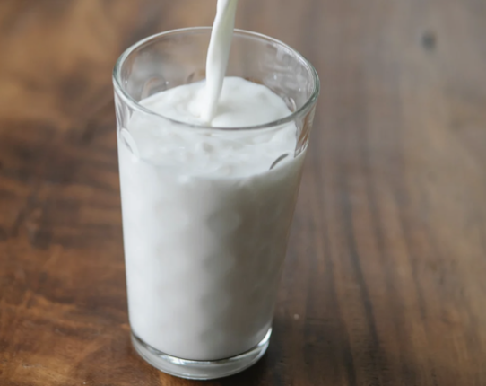 Le lait est capable de faciliter la fonction rénale par sa teneur en calcium.